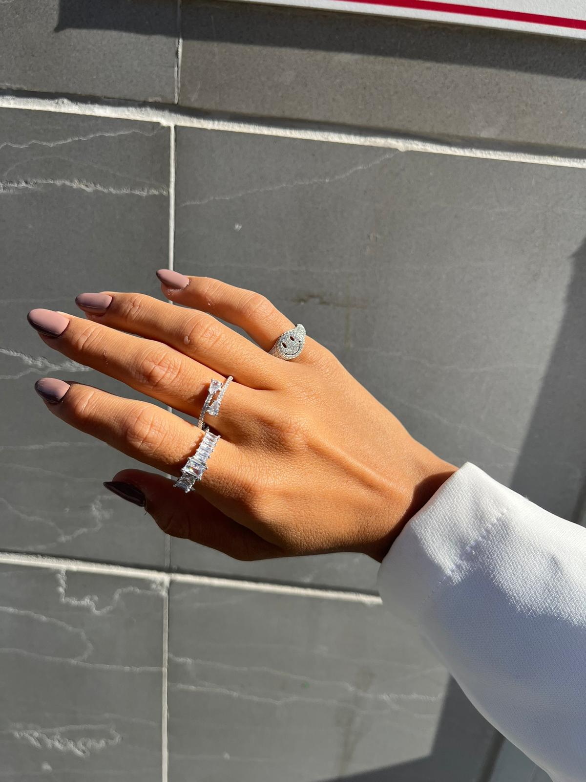 טבעת מכסף אמיתי עם אבן זירקון מרובעת מלווה באבני זירקון מצדדיה