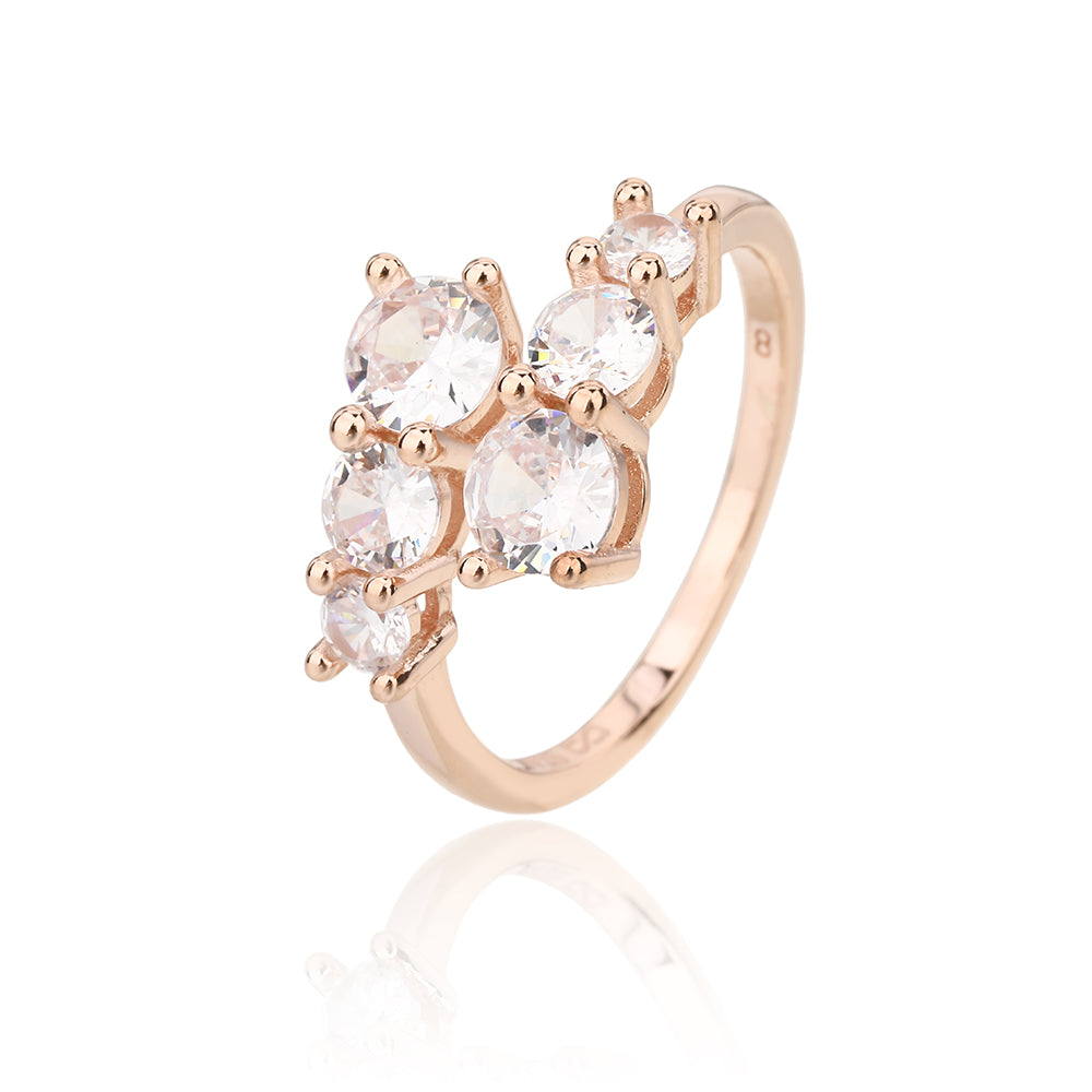 טבעת רוז גולד עם עיצוב לא סימטרי בשיבוץ 6 אבני זרקון