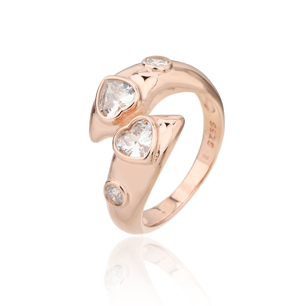 טבעת רוז גולד עם חישוק פתוח בעל קצוות מחודדים ואבני זרקון בצורת לב