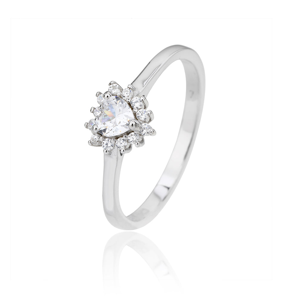 טבעת כסף בעיצוב סוליטר עם אבן מרכזית בצורת לב שמוקפת באבני זירקון