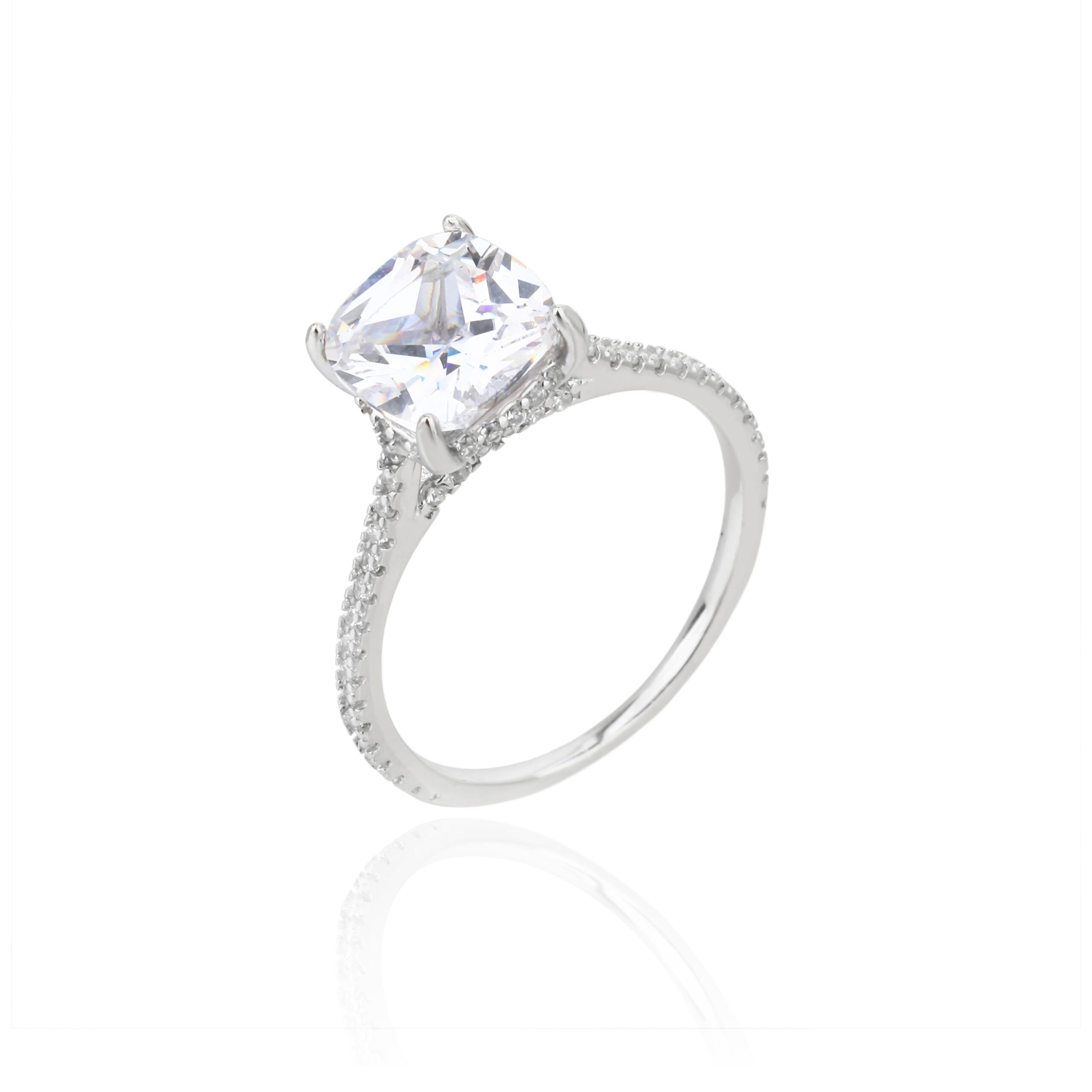 טבעת עם אבן זירקון מרכזית גדולה ומרובעת שמלווה באבני זירקון בכנפיים