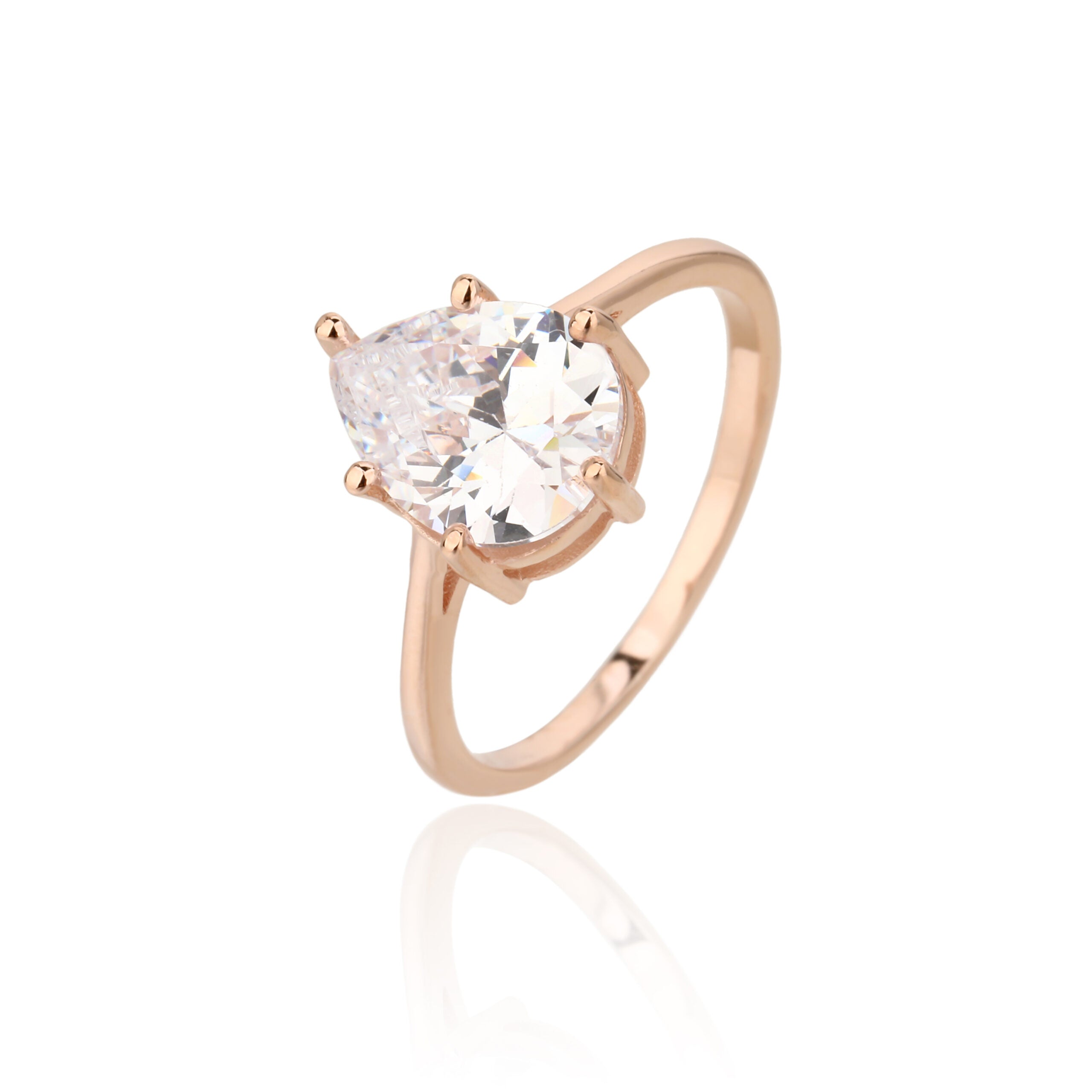 טבעת רוז גולד בעיצוב סוליטר עם אבן מרכזית בצורת טיפה