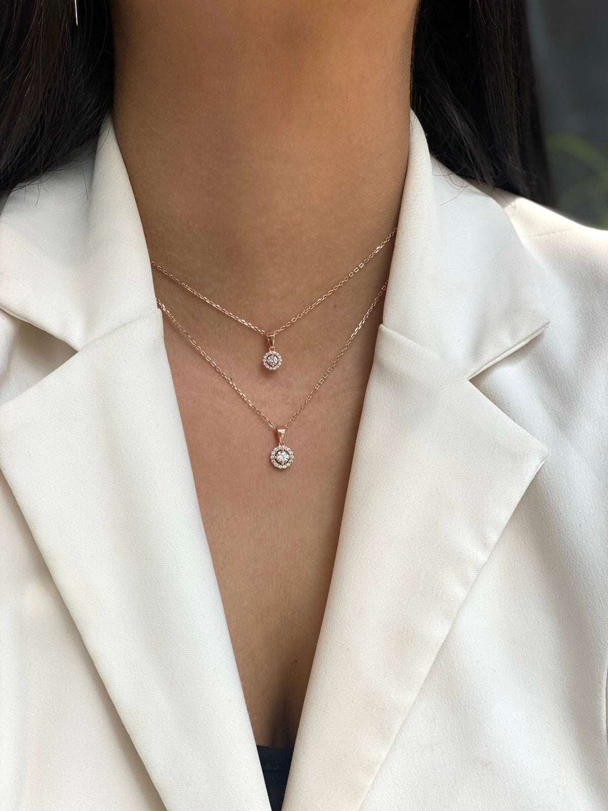 שרשרת רוז גולד עם אבן זרקון עגולה מרחפת מוקפת הילה