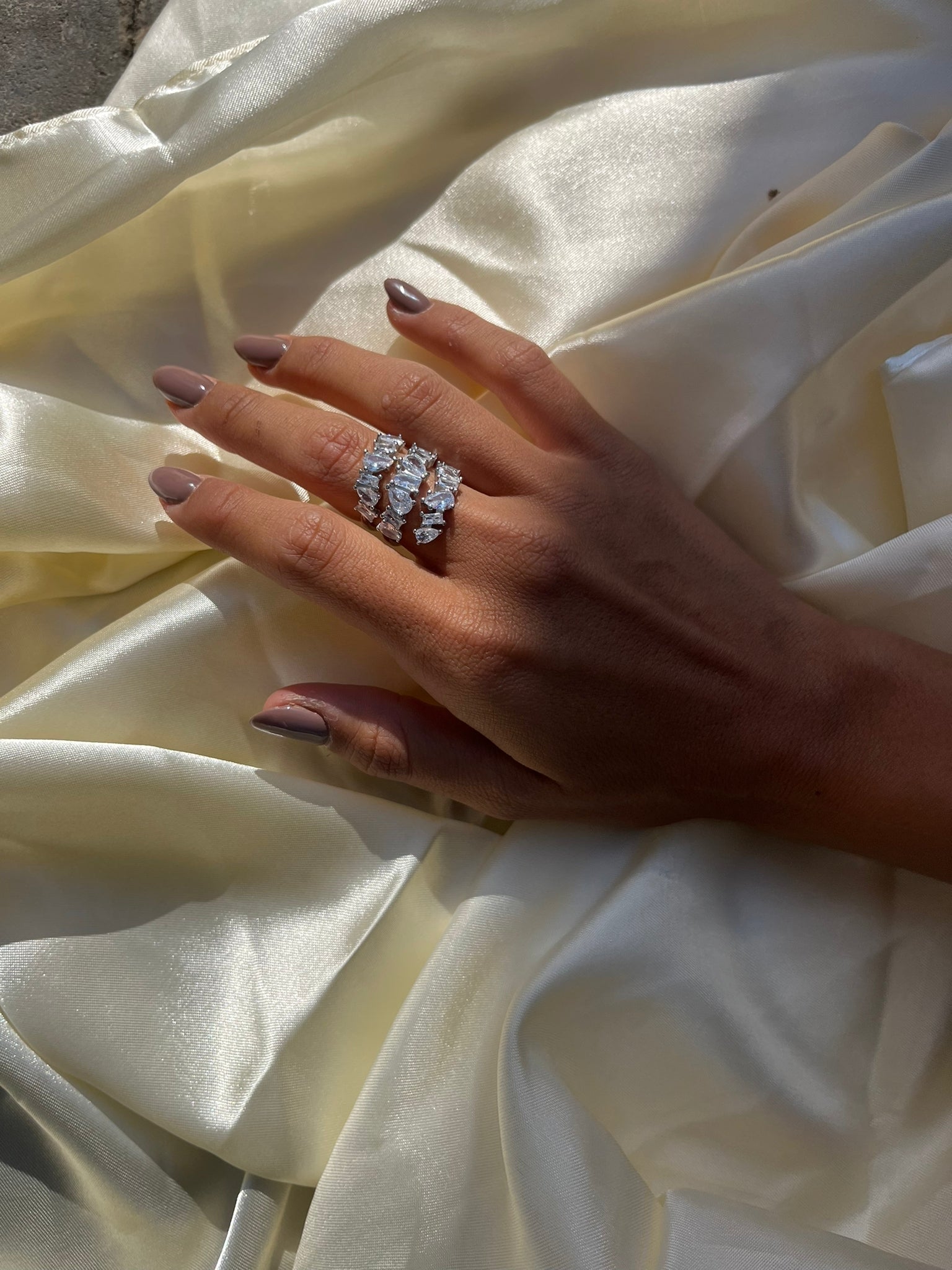 טבעת כסף עם חישוקים מפוצלים ואבני זירקון בזוויות שונות