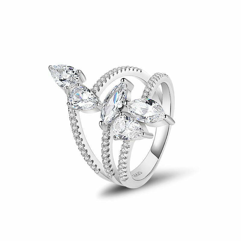 טבעת כסף עם חישוקים מפוצלים ואבני זירקון בזוויות שונות