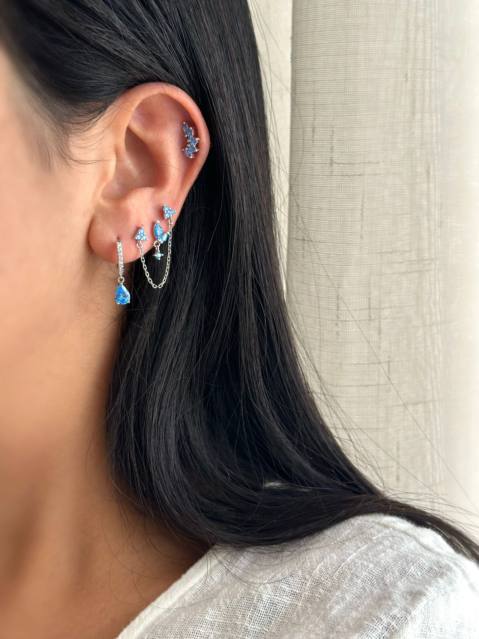 עגילי כסף עם אבני זירקון בתצורת טיפה