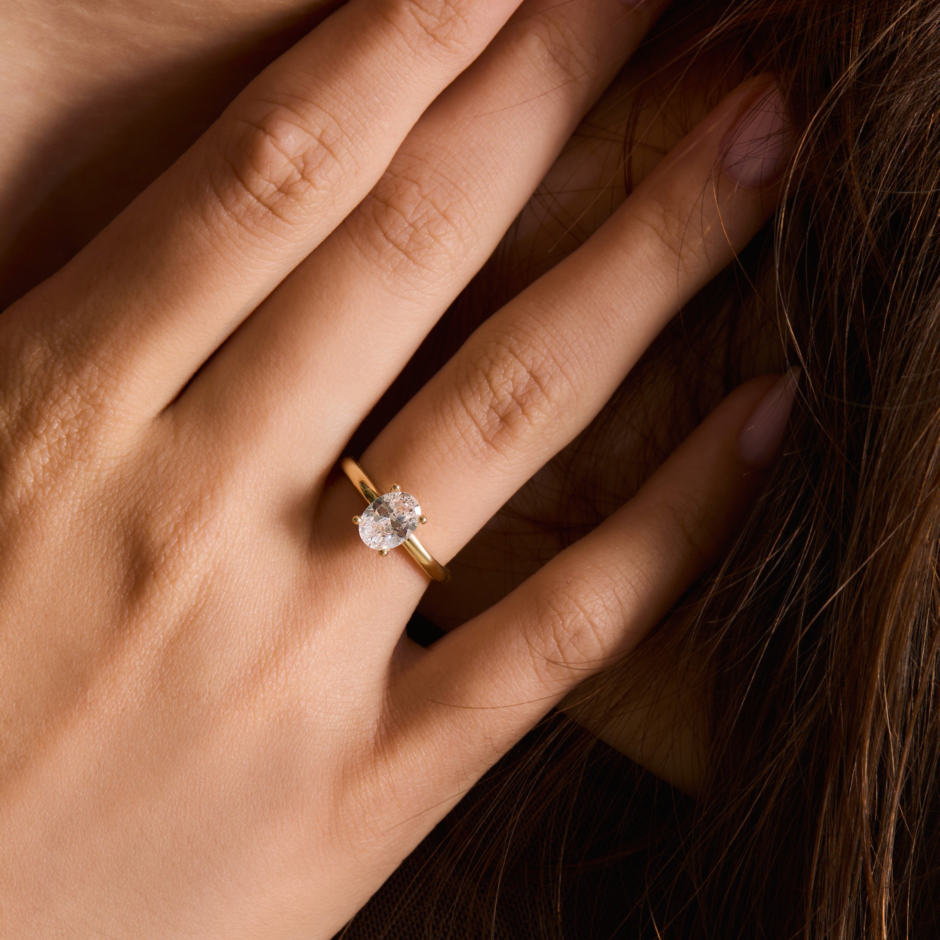 טבעת סוליטר בציפוי זהב 14 קראט עם אבן מרכזית בחיתוך אובלי