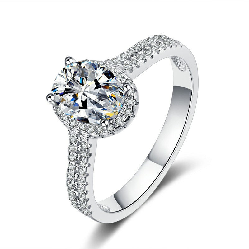 טבעת כסף נוצצת במיוחד בשיבוץ אבני זירקון