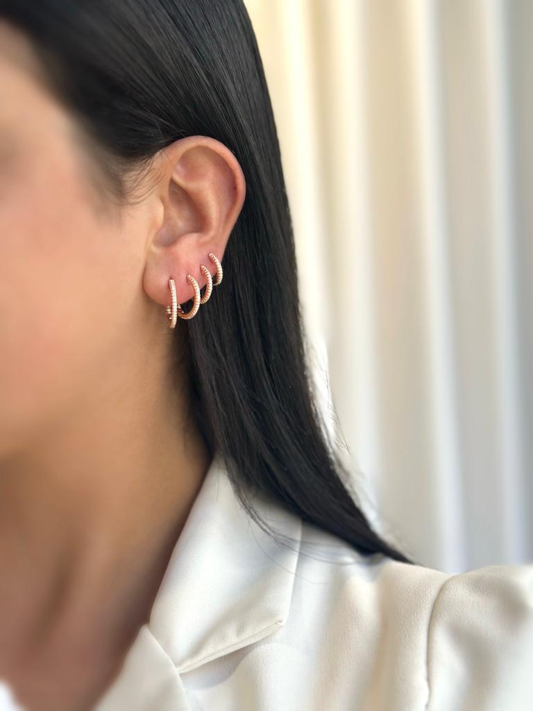 עגילי חישוק מרוז גולד בעובי 14 מ"מ שמשובצים באבני זירקון