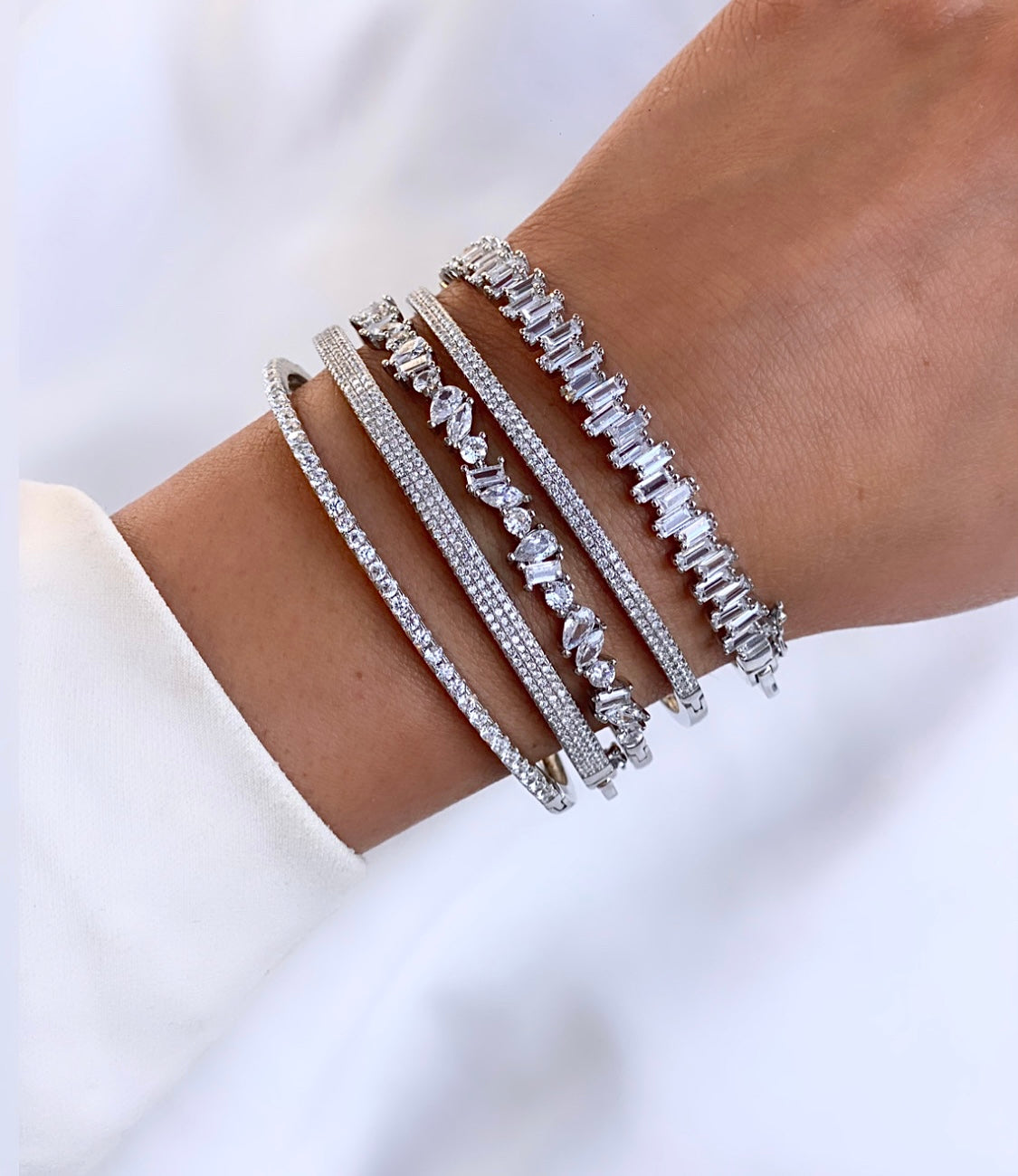 צמיד קשיח מכסף עם אבני זירקון קטנות ואבן מרכזית בפסגה