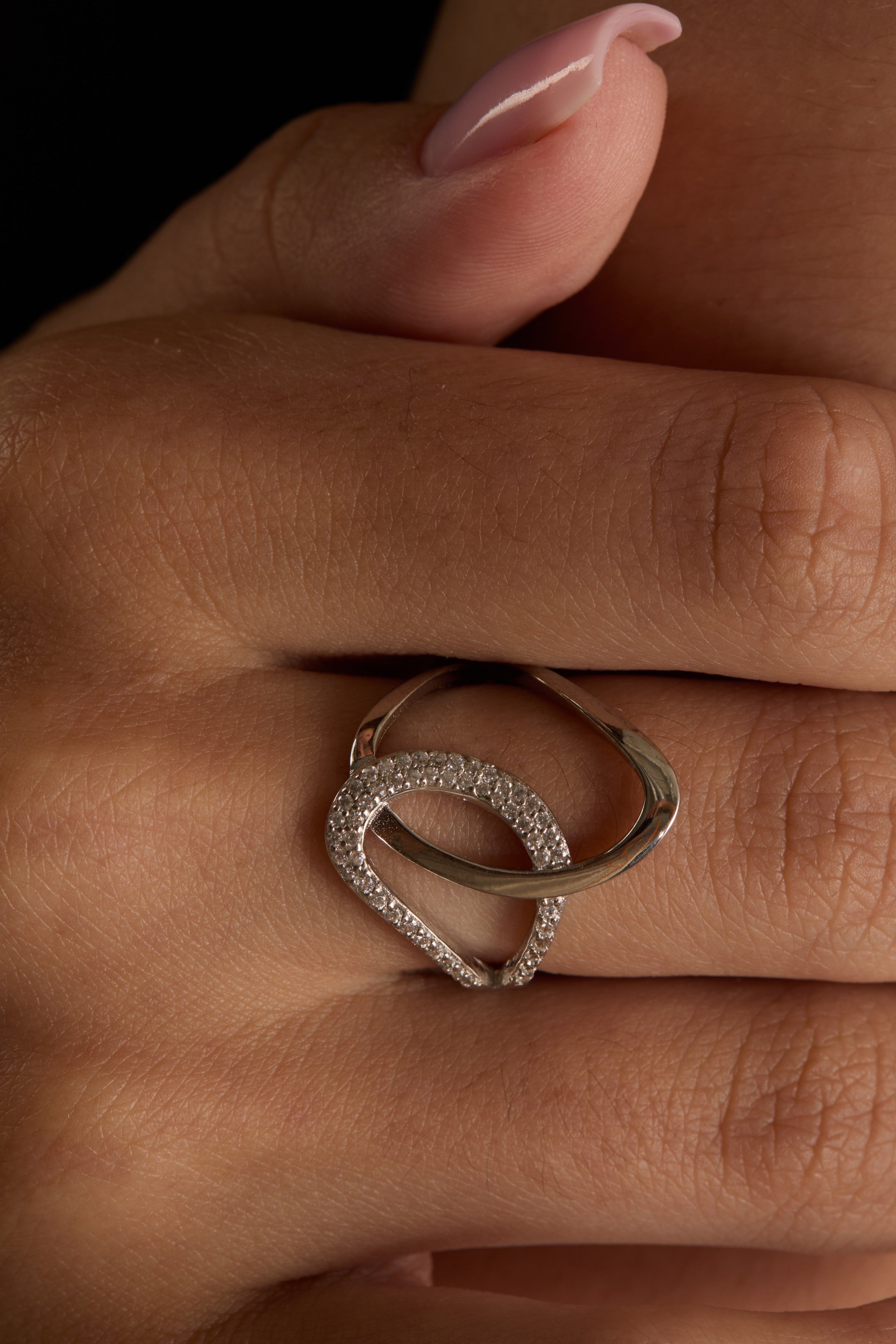 EVANA - טבעת עדינה עם חישוקים המשתלבים זה בזה