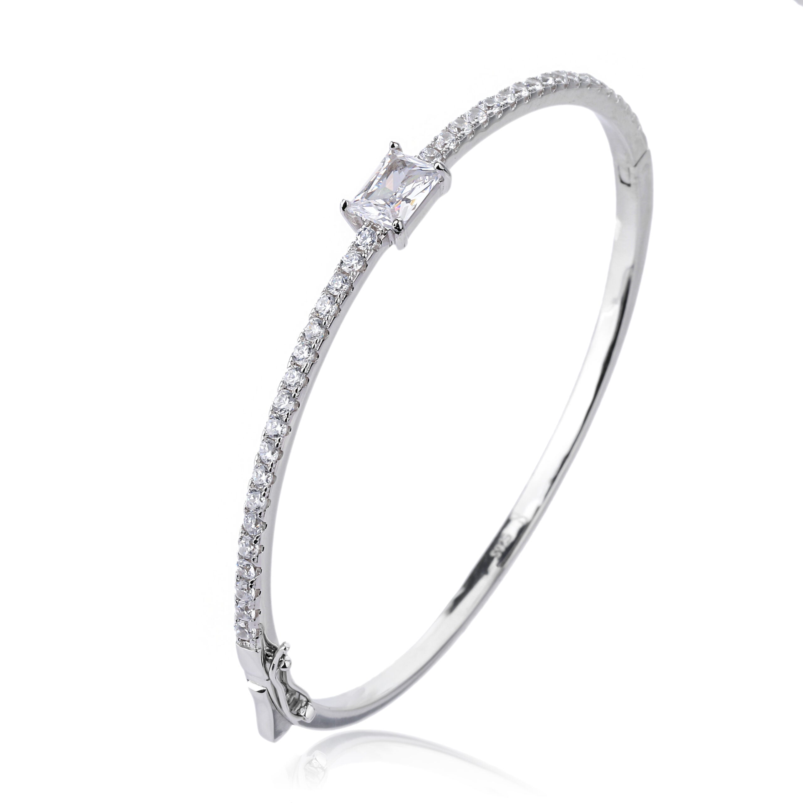 צמיד קשיח מכסף עם אבני זירקון קטנות ואבן מרכזית בפסגה