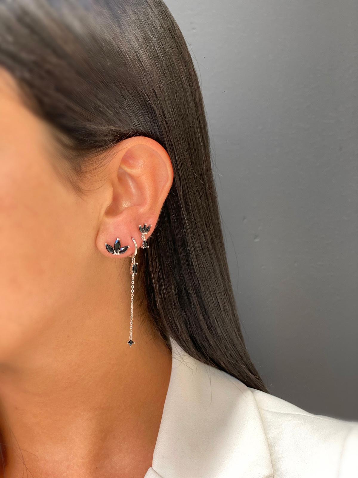 עגיל צמוד אוזן מכסף עם שלוש אבני זרקון