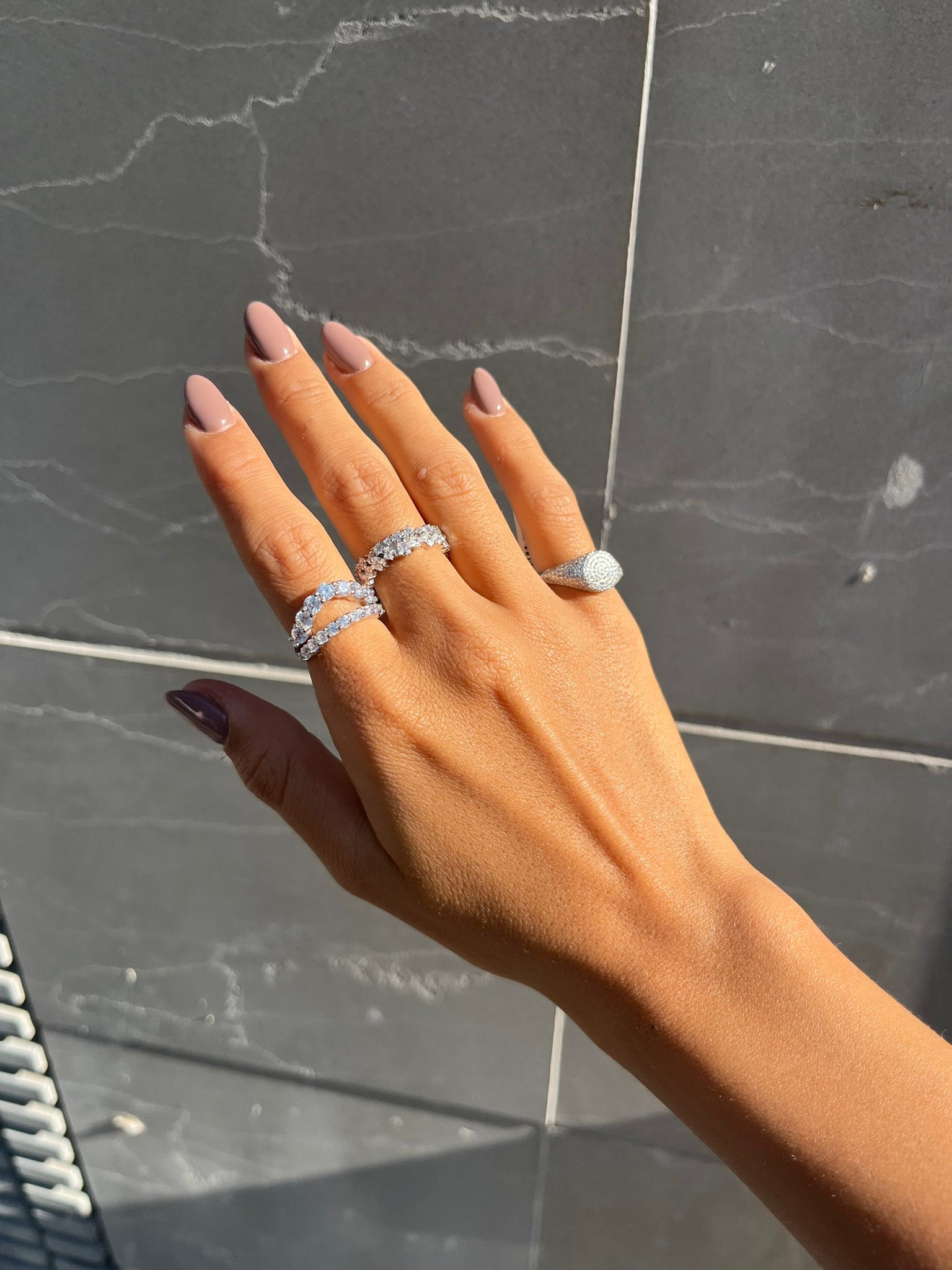 טבעת כסף משובצת בעשרות אבני זרקון