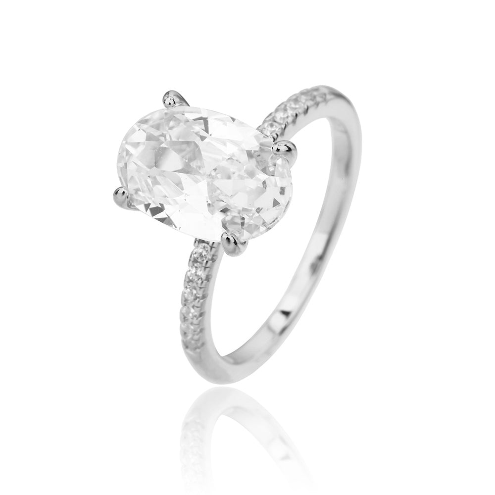 טבעת כסף משובצת זרקונים עם אבן מרכזית בחיתוך אובלי