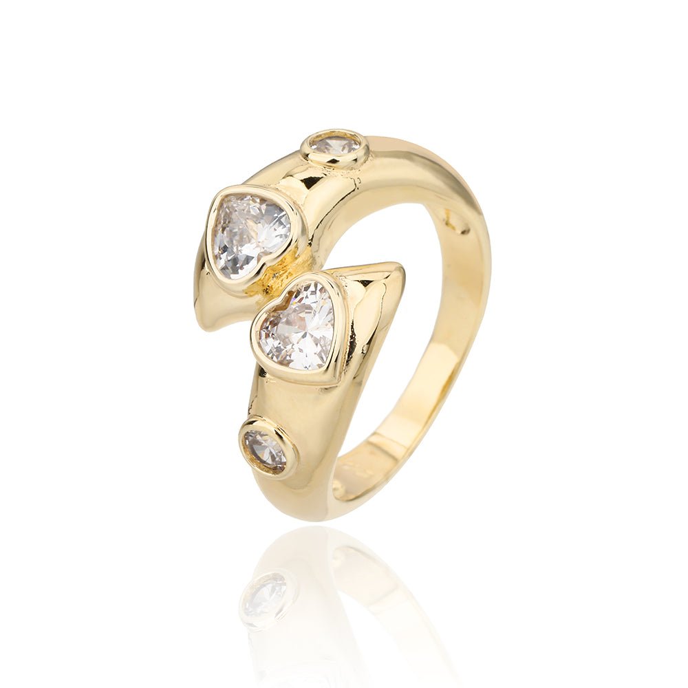 טבעת זהב עם חישוק פתוח בעל קצוות מחודדים ואבני זרקון בצורת לב