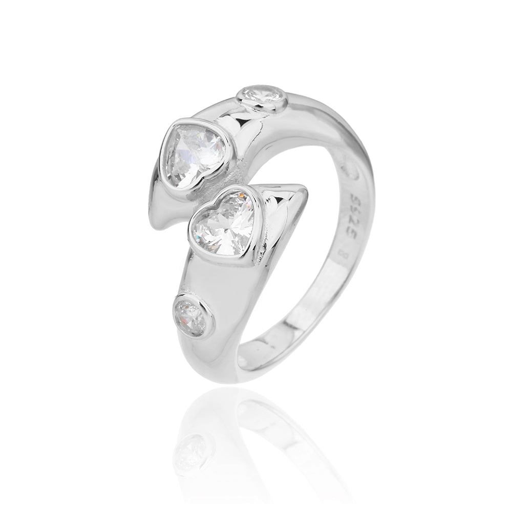 טבעת כסף עם חישוק פתוח בעל קצוות מחודדים ואבני זרקון בצורת לב