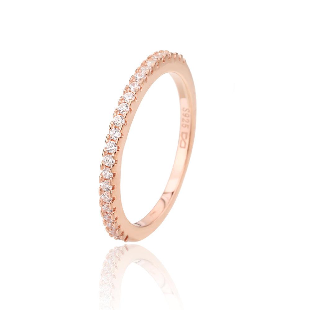 טבעת קלאסית בציפוי רוז גולד ובשיבוץ אבני זירקון