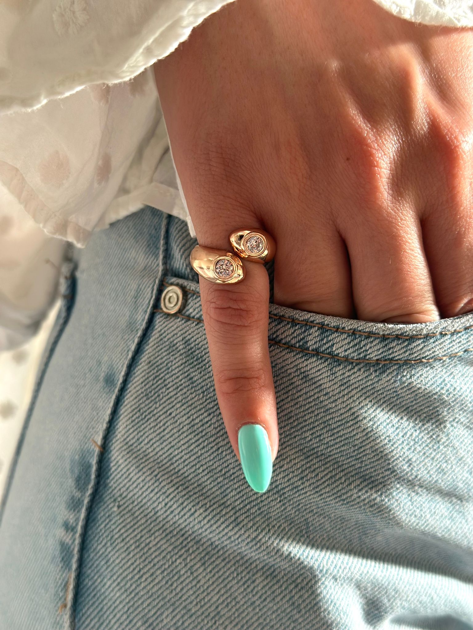 טבעת בסגנון ייחודי עם חישוק א-סימטרי ושתי אבני זרקון מכל צד