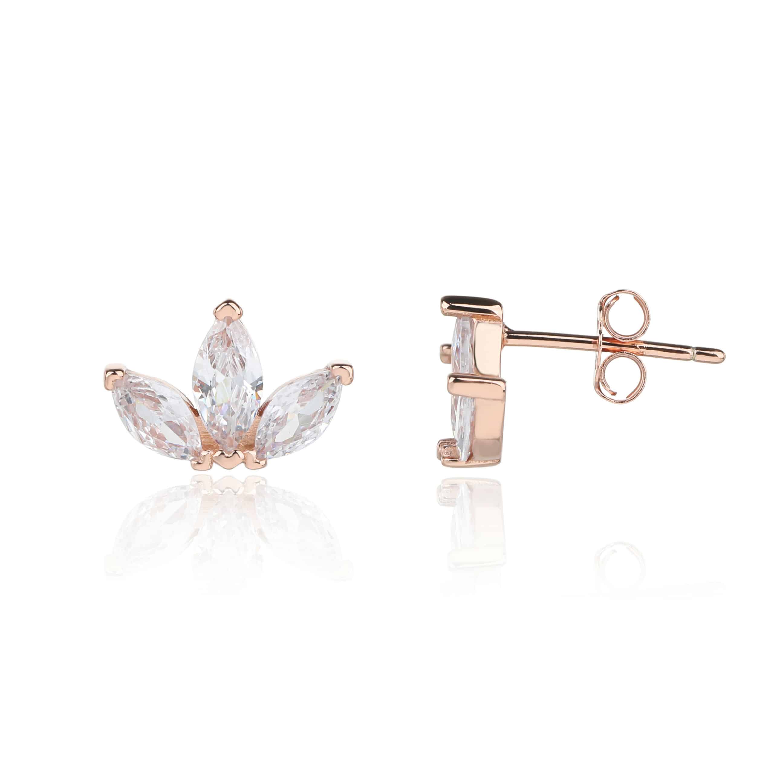 עגילים רוז גולד עם אבני זירקון בעיצוב פרח בעל שלושה עלים