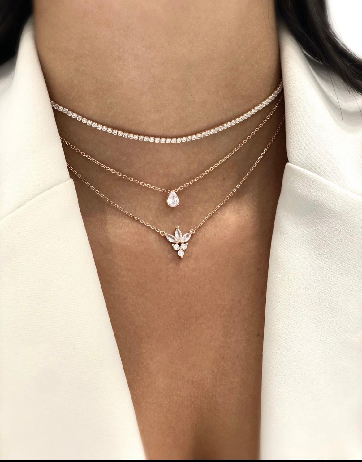 שרשרת הפרח הנוצץ - רוז גולד בשיבוץ אבני זירקון