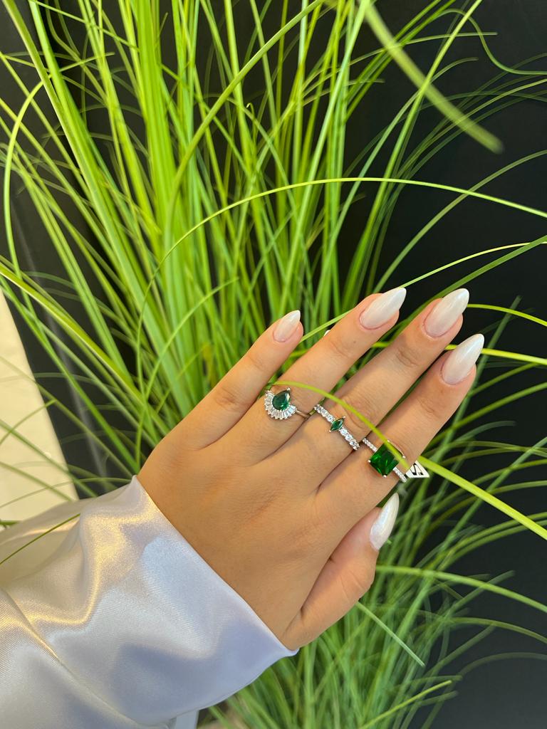 טבעת חצי ירח - זירקון מרכזי מוקף חצי הילה