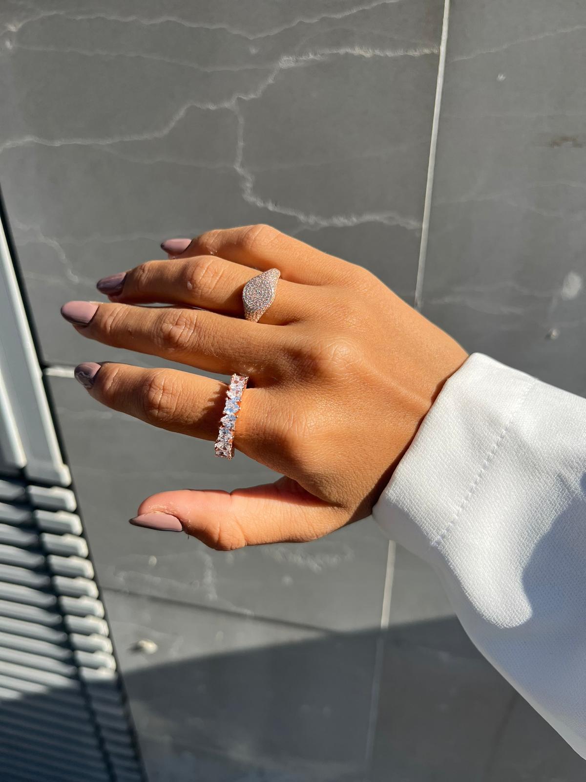 טבעת רוז גולד משובצת אבני זרקון