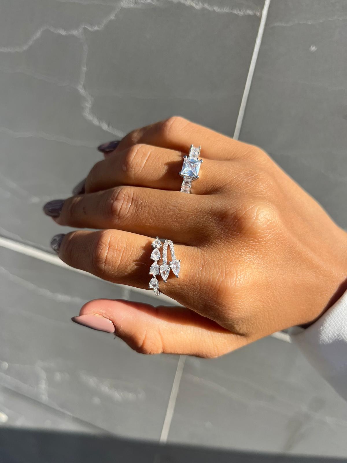 טבעת עם חישוק שמתפצל לשלוש קצוות - כסף משובצת זירקון