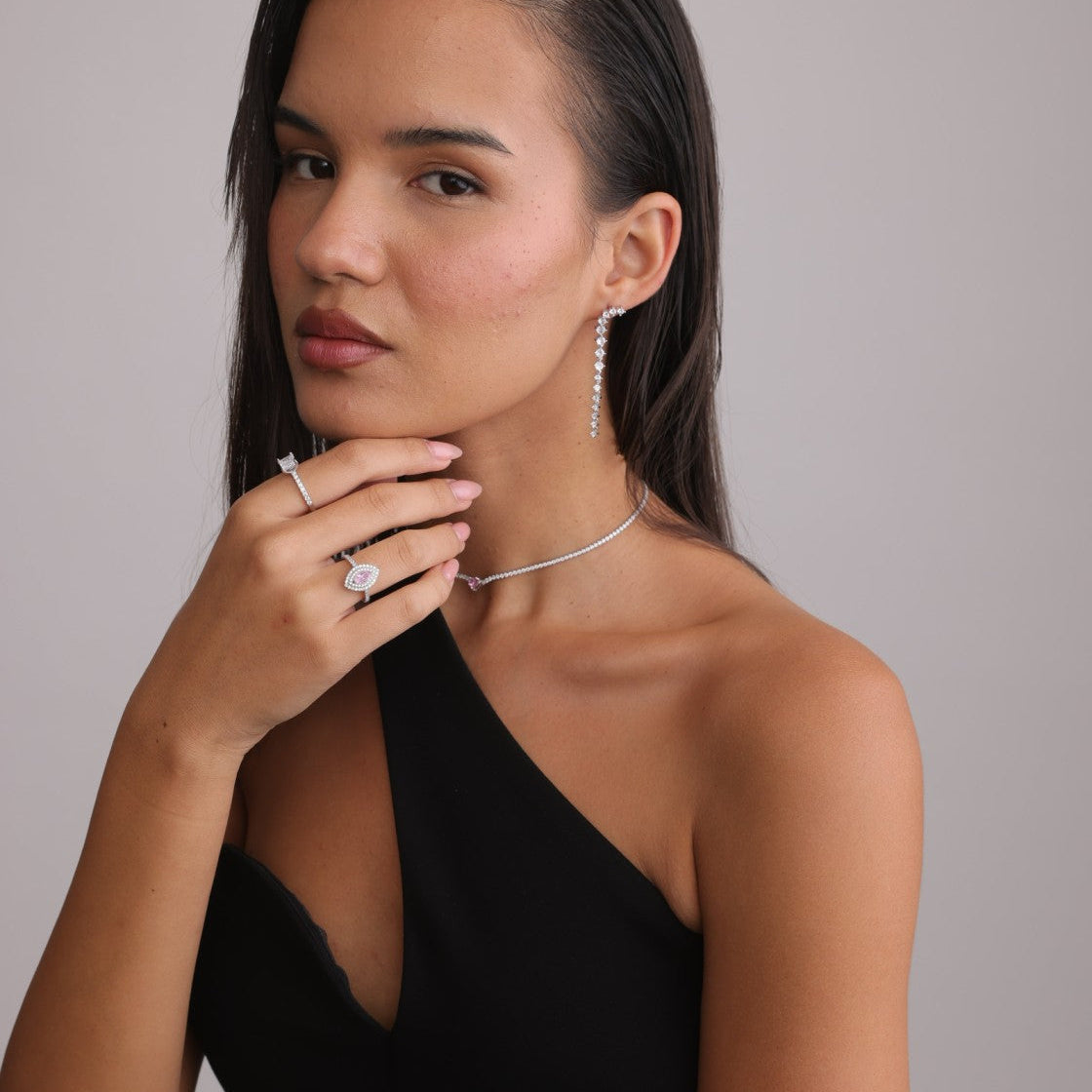 טבעת מכסף עם אבן זירקון צבעונית בצורת טיפה מוקפת הילות